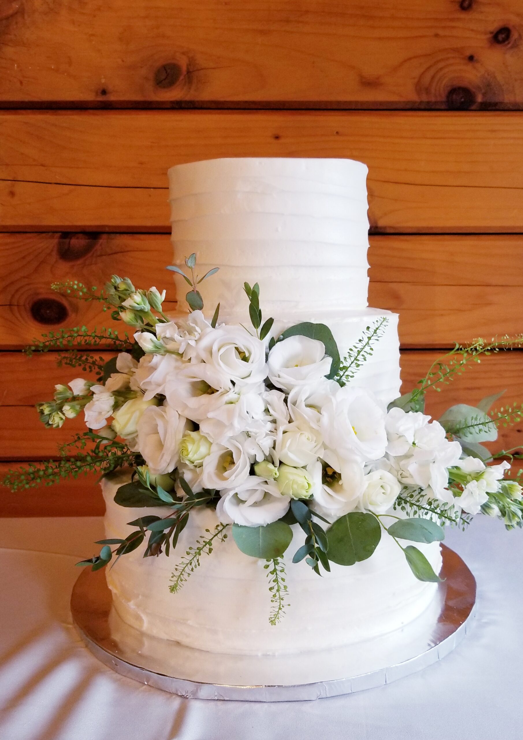 https://dreammakerbakers.com/wp-content/uploads/2021/04/3-tier-wedding-with-flowers-white-scaled.jpg