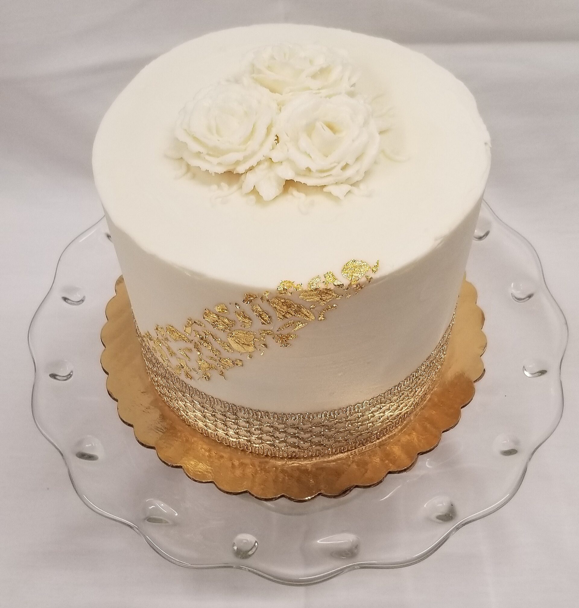 https://dreammakerbakers.com/wp-content/uploads/2021/04/White-Gold-Leaf-Cake.jpg